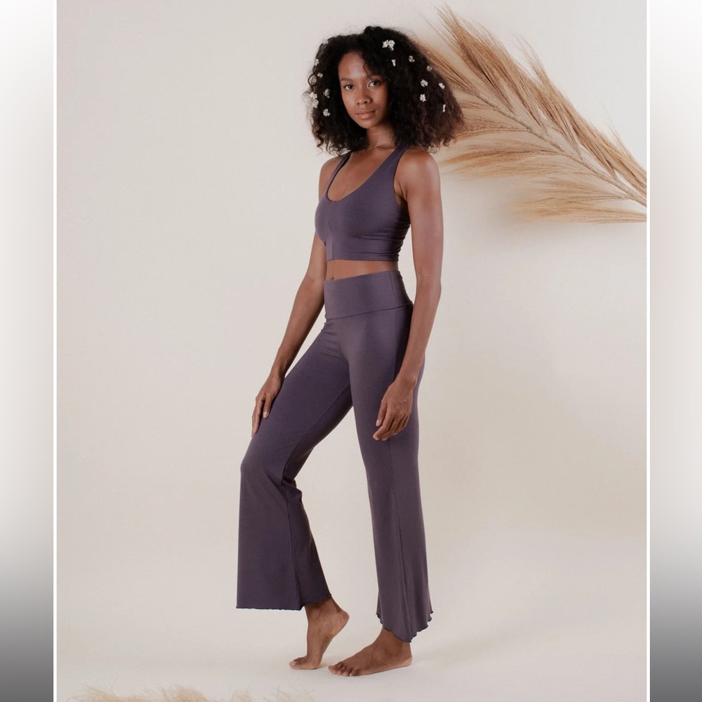 Indigo Luna Agni flares in charcoal
